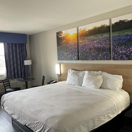 Days Inn By Wyndham San Antonio Southeast Frost Bank Center Extérieur photo
