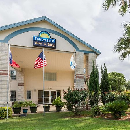 Days Inn By Wyndham San Antonio Southeast Frost Bank Center Extérieur photo