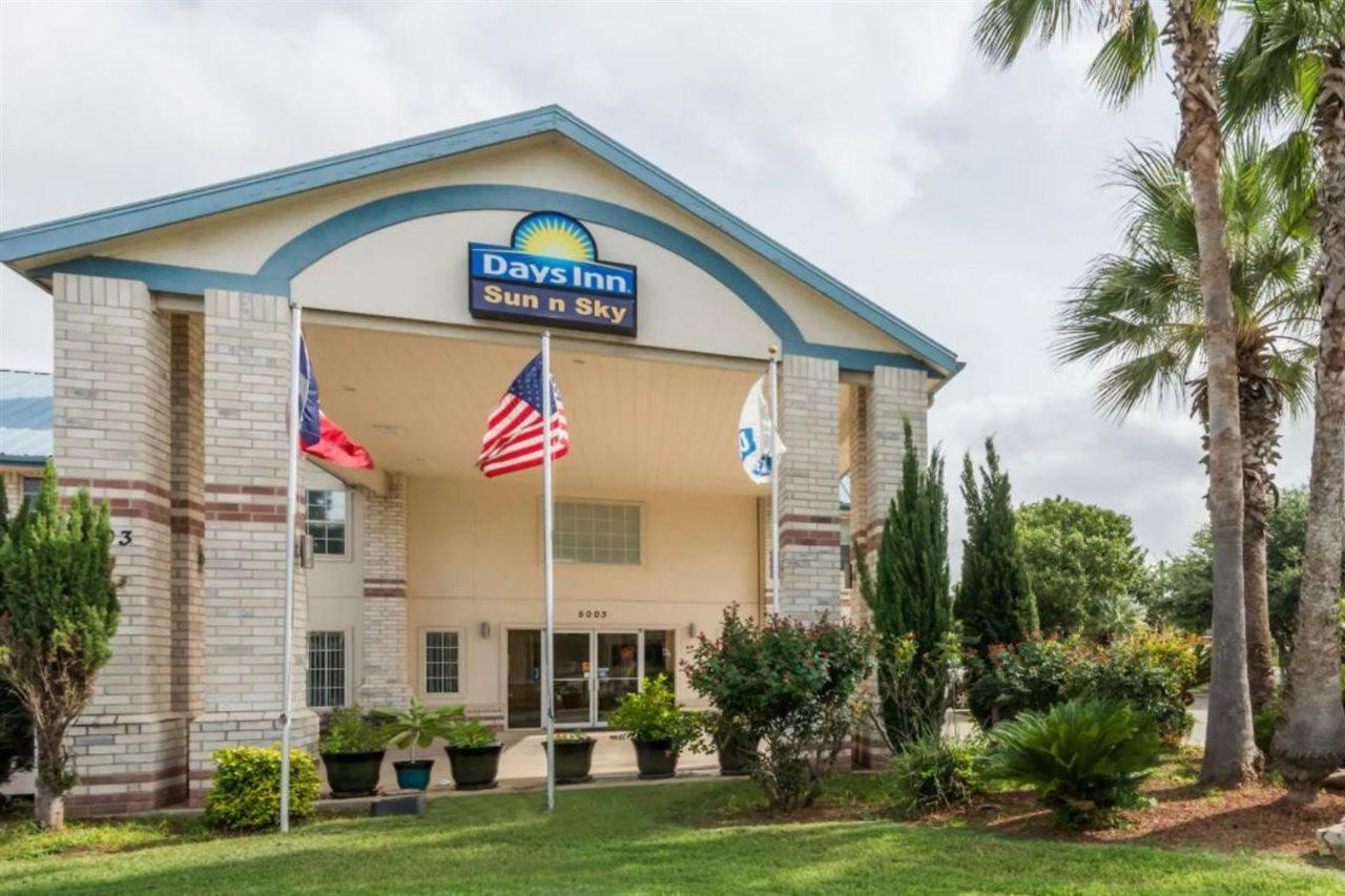 Days Inn By Wyndham San Antonio Southeast Frost Bank Center Extérieur photo