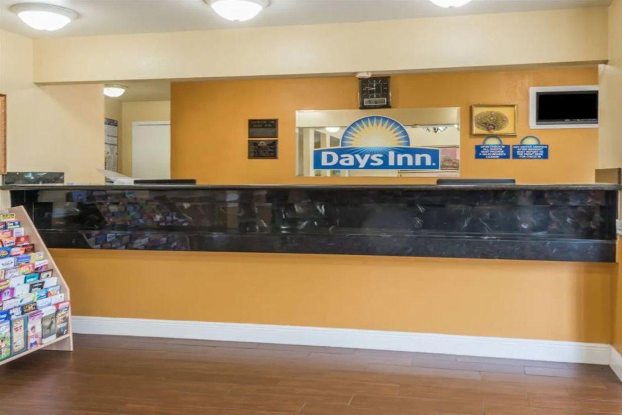 Days Inn By Wyndham San Antonio Southeast Frost Bank Center Extérieur photo
