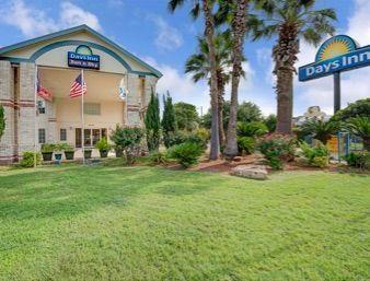 Days Inn By Wyndham San Antonio Southeast Frost Bank Center Extérieur photo