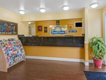 Days Inn By Wyndham San Antonio Southeast Frost Bank Center Extérieur photo