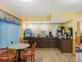Days Inn By Wyndham San Antonio Southeast Frost Bank Center Extérieur photo