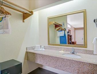 Days Inn By Wyndham San Antonio Southeast Frost Bank Center Extérieur photo