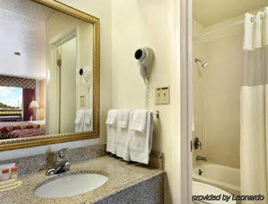 Days Inn By Wyndham San Antonio Southeast Frost Bank Center Extérieur photo
