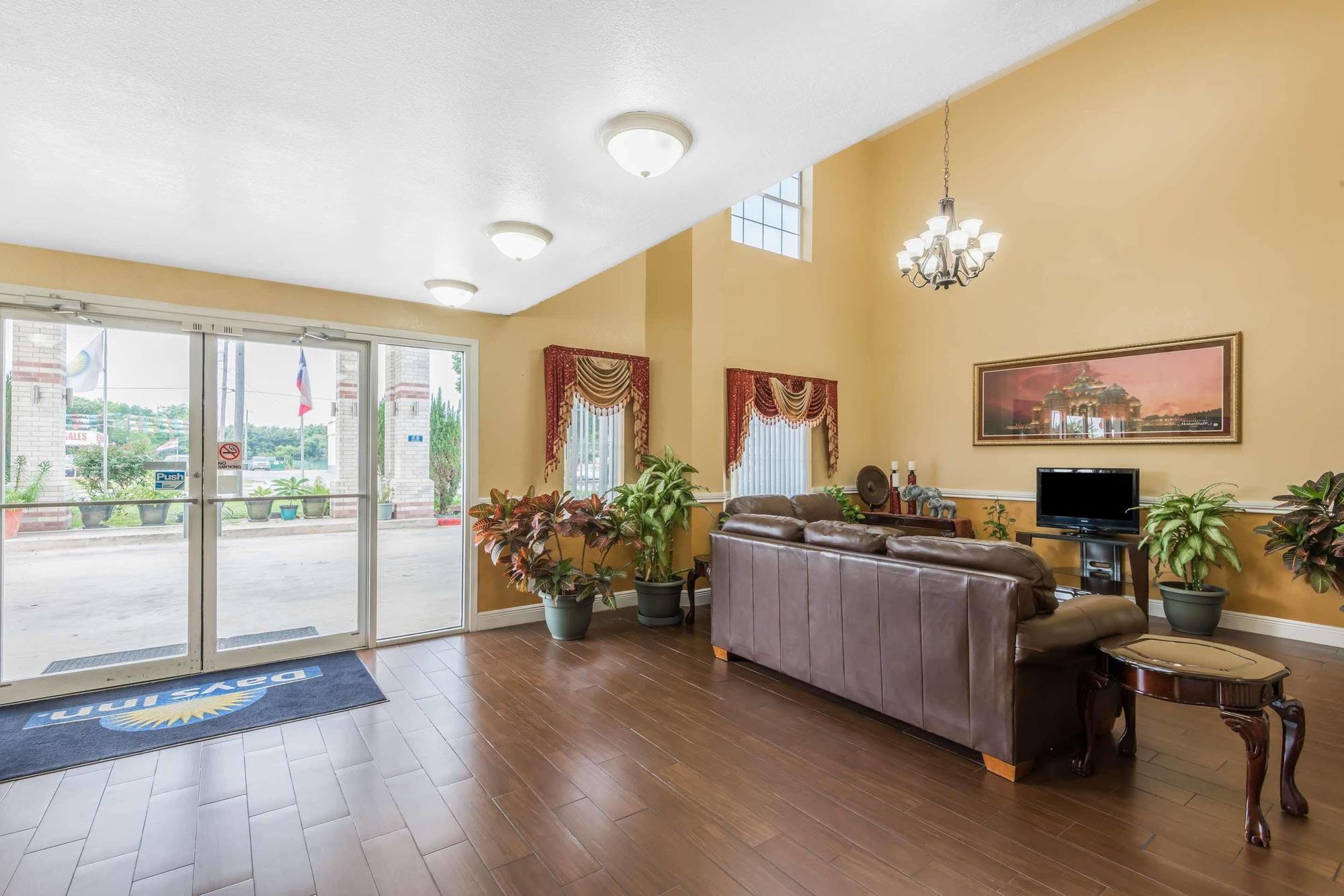 Days Inn By Wyndham San Antonio Southeast Frost Bank Center Extérieur photo