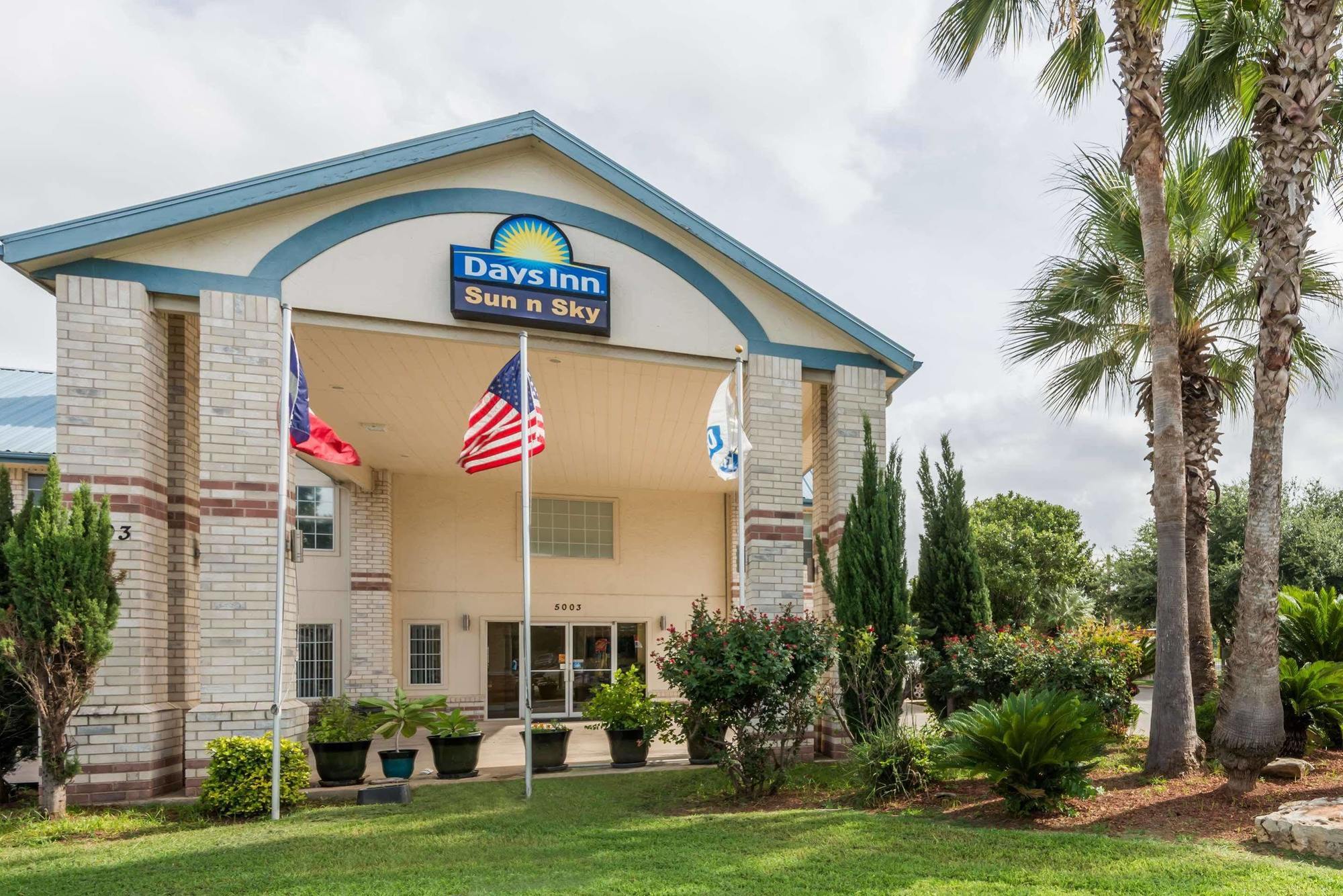 Days Inn By Wyndham San Antonio Southeast Frost Bank Center Extérieur photo