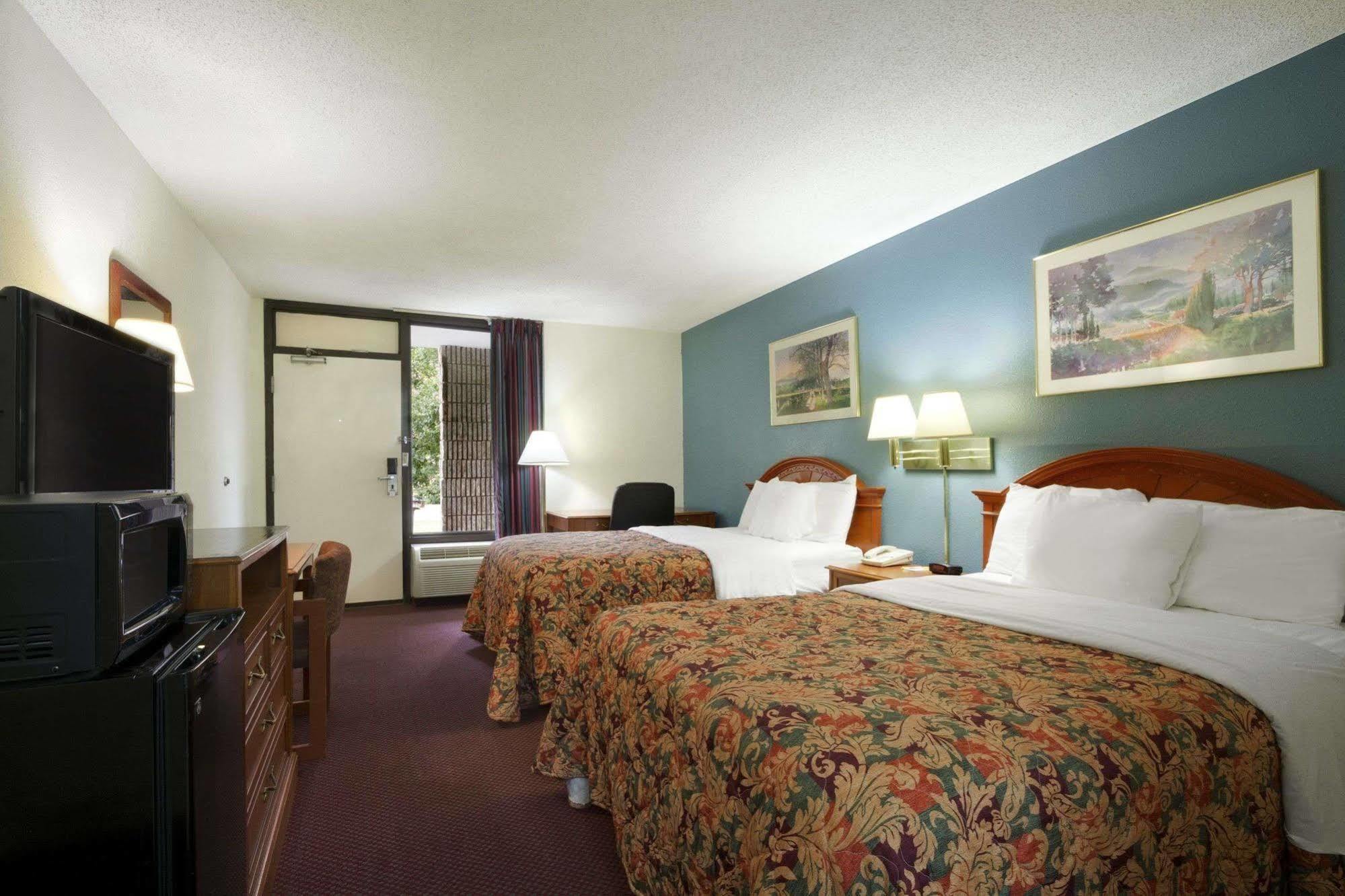 Days Inn By Wyndham San Antonio Southeast Frost Bank Center Extérieur photo