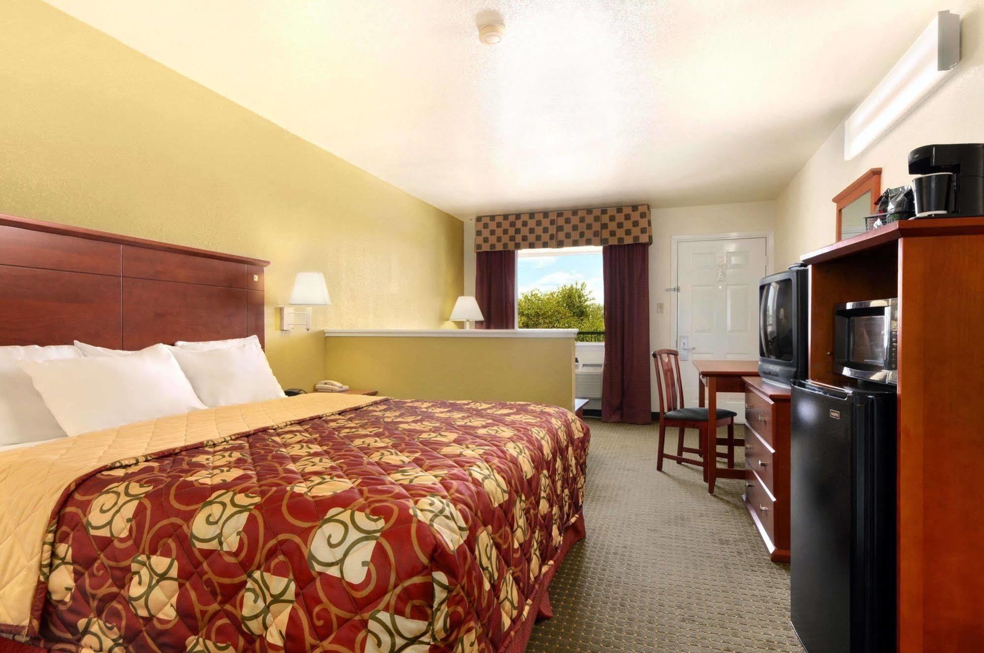Days Inn By Wyndham San Antonio Southeast Frost Bank Center Extérieur photo