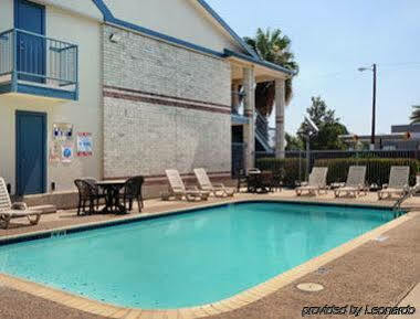 Days Inn By Wyndham San Antonio Southeast Frost Bank Center Extérieur photo
